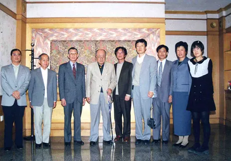 1998年秋，倉田校长(左三)一行五人访问长春时与刘育新先生(左四)等合影