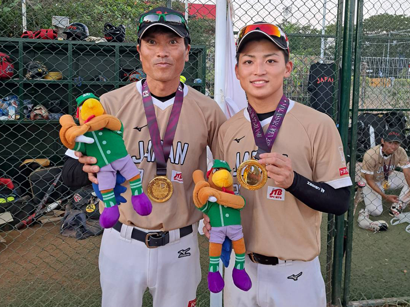 優勝した日本代表チームの吉田智行ヘッドコーチ（左）と谷本聖也投手