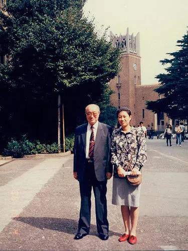 1988年秋，刘育新先生与三女刘光赤探访50年前学习过的早稻田大学
