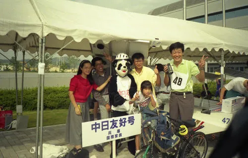 1994年10月，刘育新先生四子刘幸宇（右一）带领中国大陆、台湾留学生以及日本学生参加日本广播协会(NHK)举办的太阳能自行车大奖赛