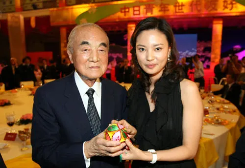 2007年9月，中曽根康弘原首相率团访问北京，与刘育新先生孙女刘芳菲在人民大会堂合影