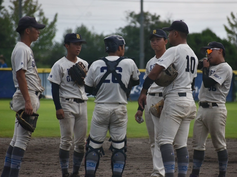 バッテリーの周辺に集まった野手陣