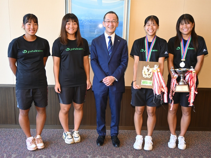 生田副学長と記念撮影する女子ペアの濱元さん（右端）と大西さん（左隣）、久語さん（左端）と田中さん（右隣）