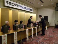 賞状を受ける岡田部長