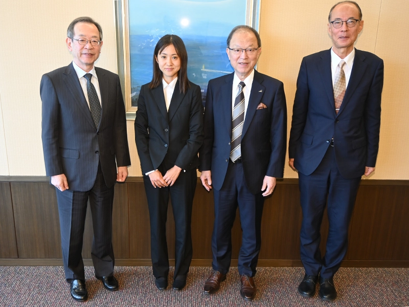 西本理事長（右から２人目）、中村学長（左端）に活動報告をした萩原監督（右端）と桑田次期主将