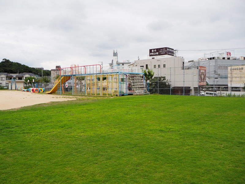 芝生化された小学校の校庭