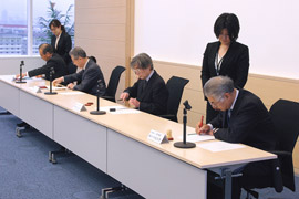 神戸ポートアイランド４大学連携協定書に調印する各学長