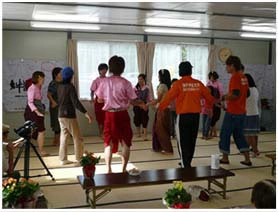 カンボジア盆踊りを楽しみながら、体を動かそう